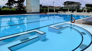 Schwimmbad mit Hydromassagebereich