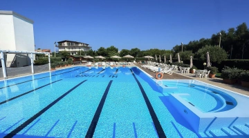 Halbolympisches Schwimmbecken