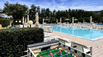 Außenbereich mit Swimmingpool und Tischfußball