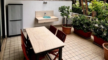 Ausgestatteter Balkon einer Wohnung