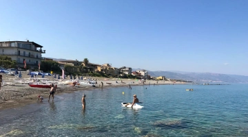 Meer und Strand vor dem Bauwerk