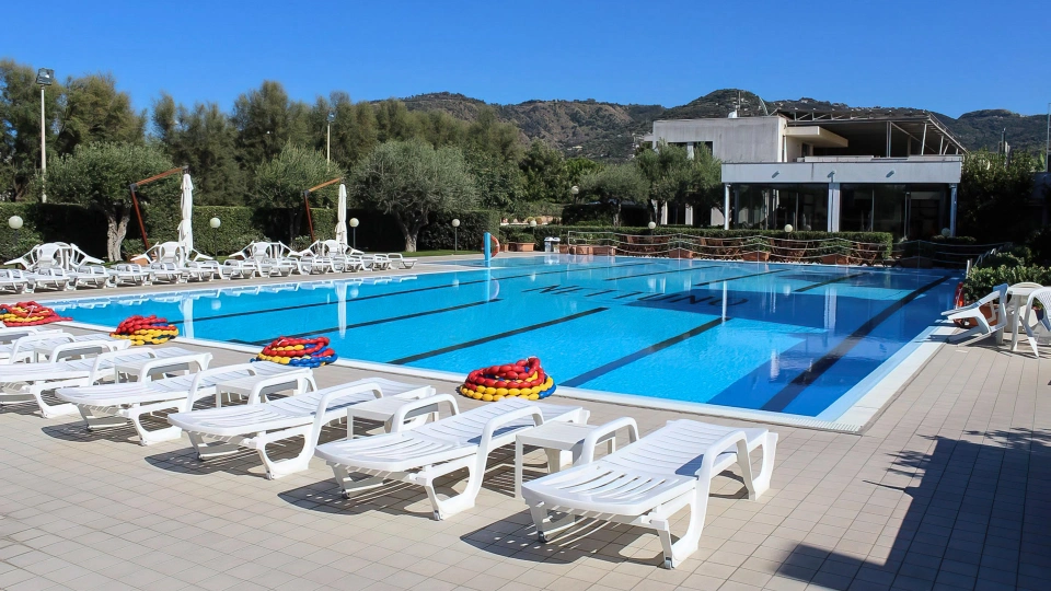 Außenansicht des Gebäudes und des Schwimmbads