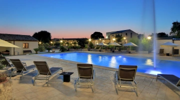 Zona piscina in notturna