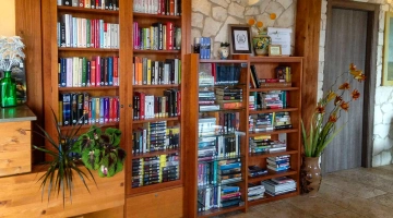 Sala comune con libreria