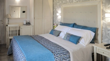 Camera matrimoniale con scrivania