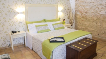 Camera matrimoniale con telefono