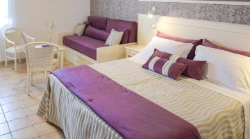 Camera con letto matrimoniale e divano