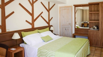 Camera matrimoniale con mobili in legno