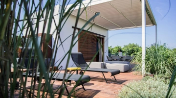 Terrasse avec chaises longues à Casa Pomice