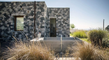 Baignoire en pierre de lave de Casa Ossidiana