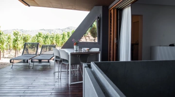 Terrasse avec chaises longues et baignoire à Casa Caolino