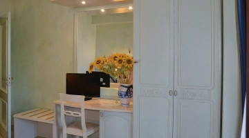 Camera con TV e scrivania