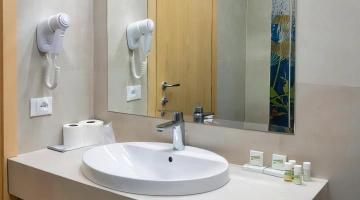 Privates Badezimmer mit Wandföhn