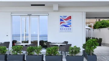 Terrasse avec tables