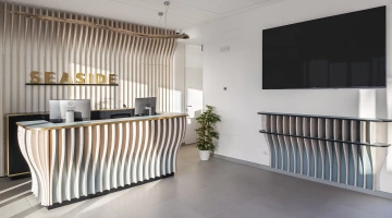 Salle avec réception et télévision