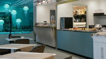 Salle de petit-déjeuner avec buffet