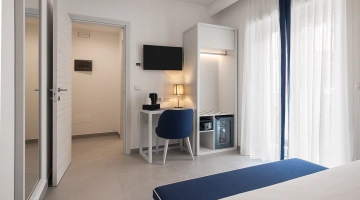 Minibar et coffre-fort dans la chambre