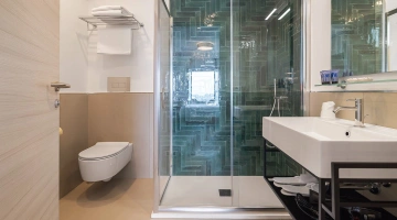 Salle de bain avec cabine de douche