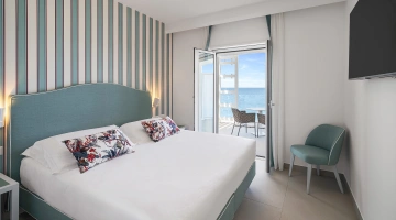Chambre double avec balcon donnant sur la mer