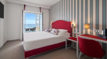 Chambre avec bureau et balcon