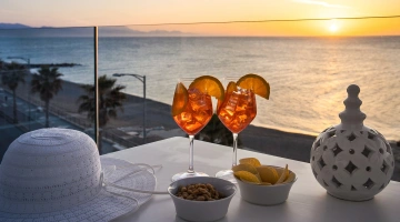 Apéritif sur le balcon donnant sur la mer