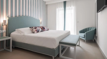 Chambre avec lit double et télévision