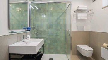 Salle de bain avec cabine de douche