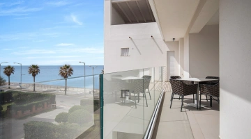 Balcon avec vue latérale sur la mer