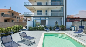 Schwimmbad mit Sonnenliegen