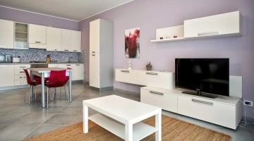 Dreizimmerwohnung mit Küche und Fernseher