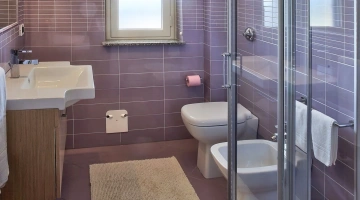 Badezimmer mit Dusche in Dreizimmerwohnung