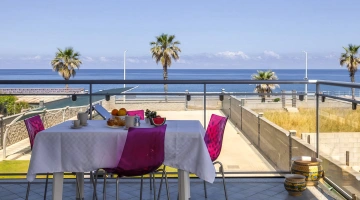 Terrasse am Meer in einer Dreizimmerwohnung