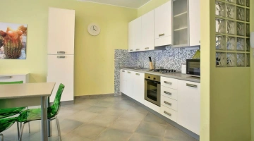 Küche mit allen notwendigen Geräten ausgestattet