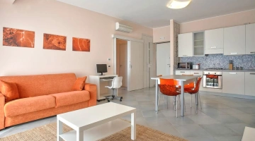 Sofa und Küche in einer Dreizimmerwohnung