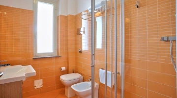 Badezimmer mit Duschkabine