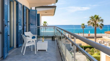 Ausgestattete Terrasse mit seitlichem Meerblick