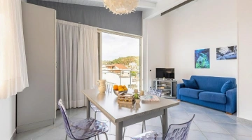 Wohnzimmer mit Sofa in einer Dreizimmerwohnung