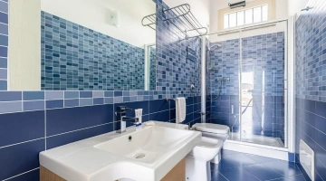 Privates Badezimmer mit Dusche