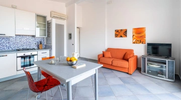 Apartment mit Küche, Sofa und Fernseher