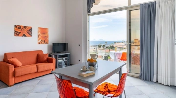 Wohnzimmer mit Tisch und Sofa in einer Wohnung