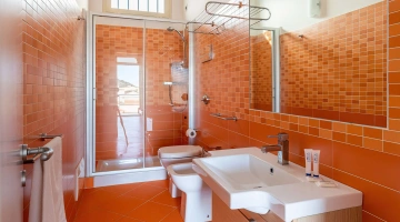 Großes Badezimmer mit Dusche in einer Zweizimmerwohnung