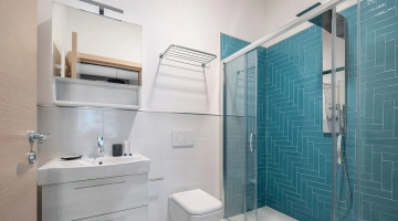 Duschkabine im Badezimmer einer Dreizimmerwohnung