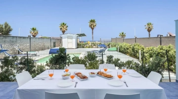 Frühstück im Freien in einer Erdgeschosswohnung