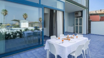 Terrasse mit Ausstattung für Mahlzeiten im Freien