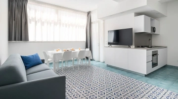 Wohnbereich mit Sofa und Fernseher