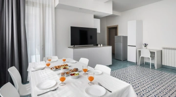 Wohnbereich mit Fernseher und Tisch