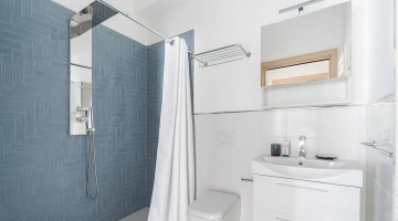 Badezimmer mit Dusche in einer Wohnung