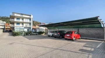 Privater überdachter Parkplatz