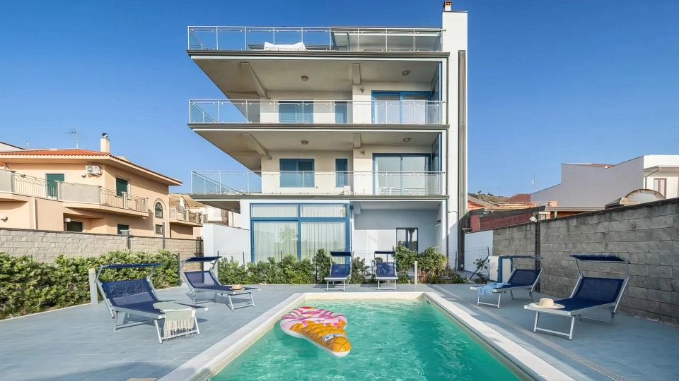 Außenbereich des Schwimmbads mit Pool