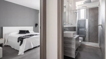 Chambre et salle de bains d'un appartement